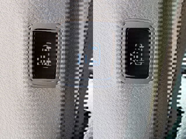 Used 2023 Chrysler Pacifica Touring-L image 31