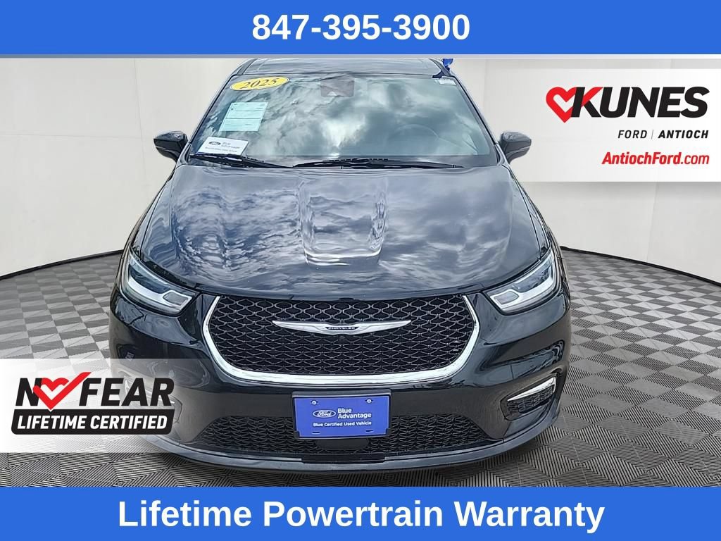 Used 2025 Chrysler Pacifica Select FWD image 2
