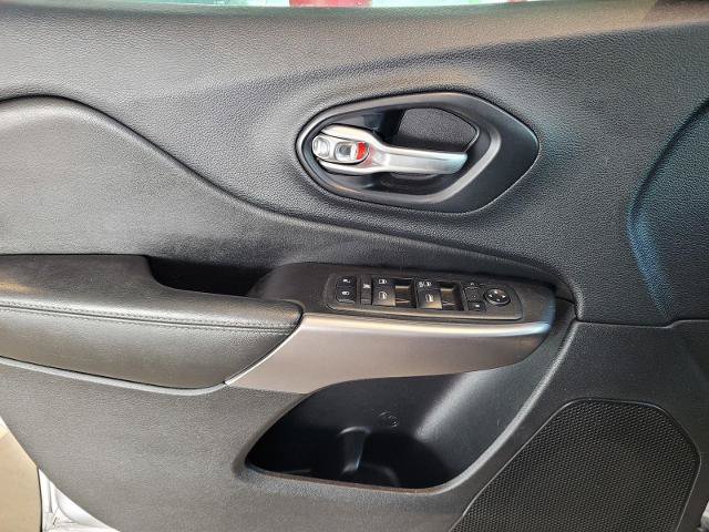 Used 2019 Jeep Cherokee Latitude w/ Popular Appearance Group FWD image 23