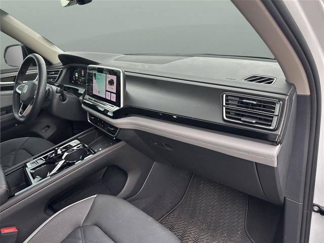 Used 2024 Volkswagen Atlas Peak Edition SE AWD/4WD image 21
