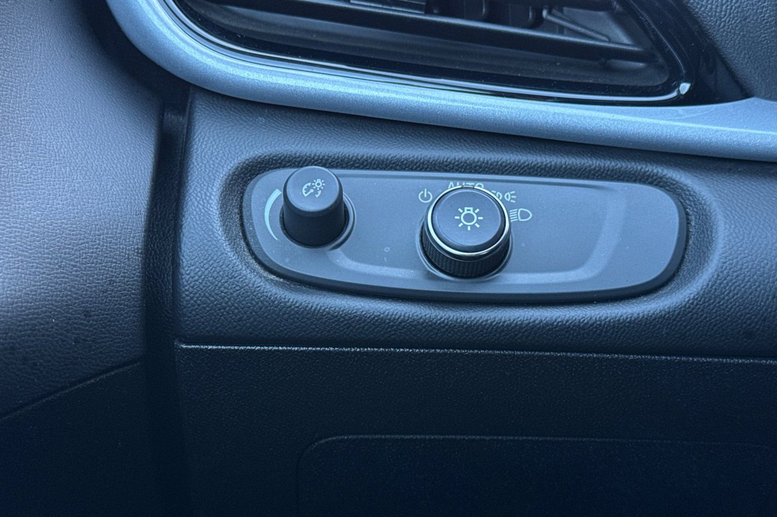 Used 2019 Chevrolet Volt LT w/ Comfort Package image 28