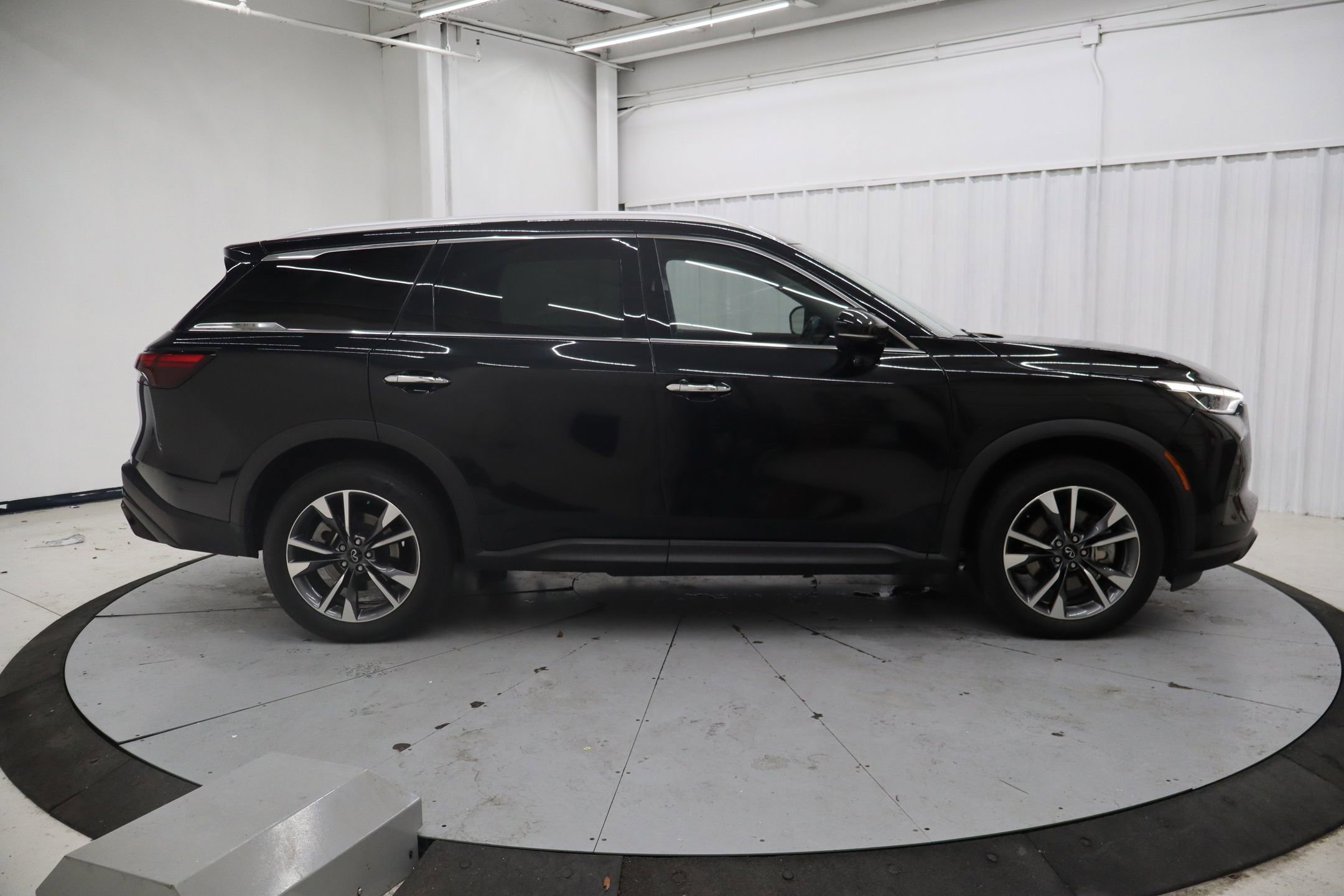 Used 2023 INFINITI QX60 Luxe w/ Performance Audio Package FWD image 2