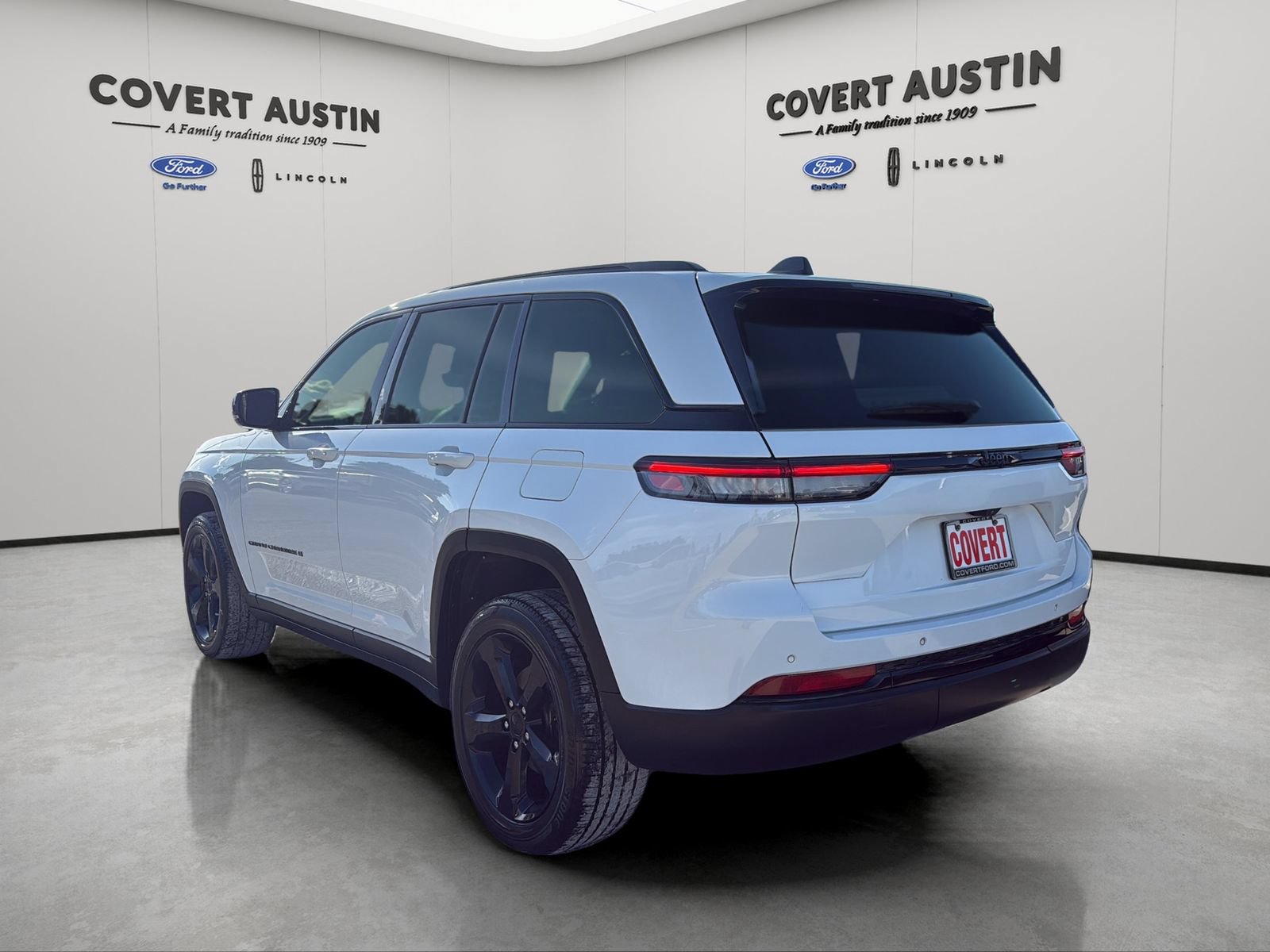 Used 2022 Jeep Grand Cherokee Altitude RWD image 3