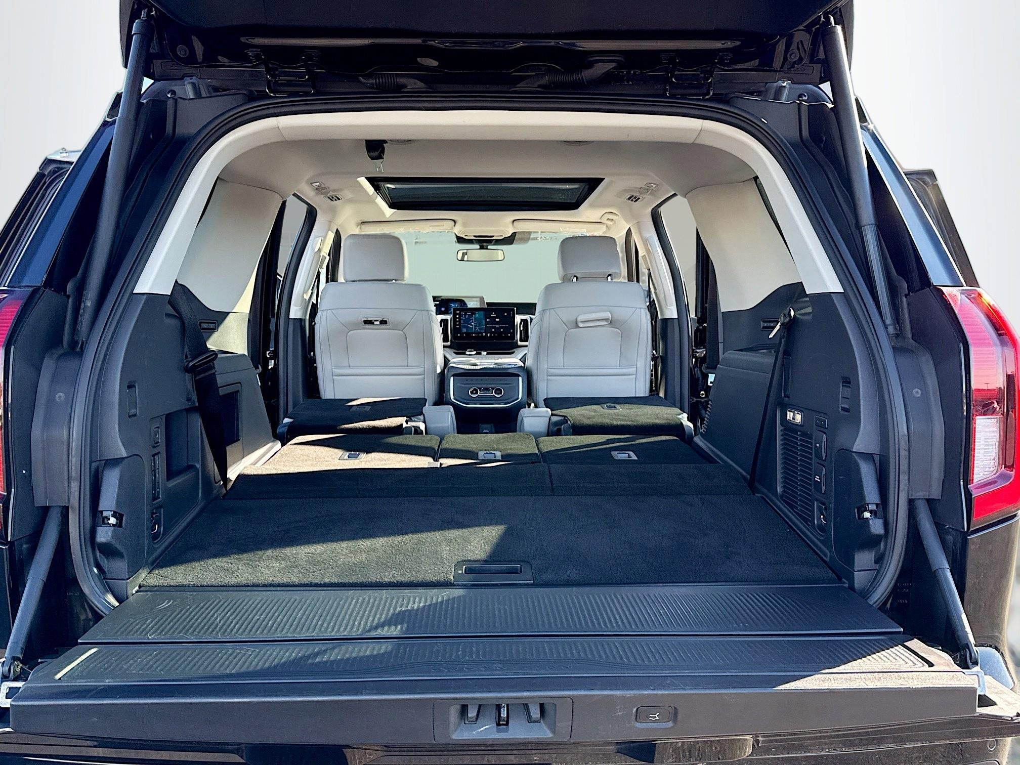 Certified 2025 Ford Expedition Active image 10