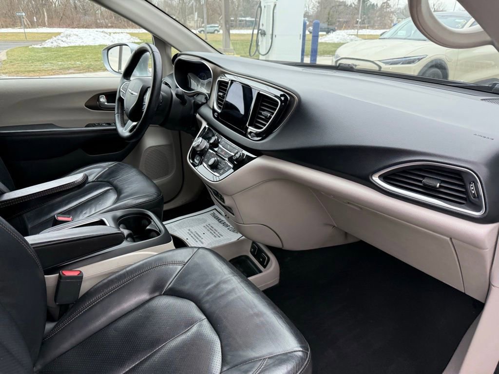 Used 2017 Chrysler Pacifica Touring-L Plus image 10