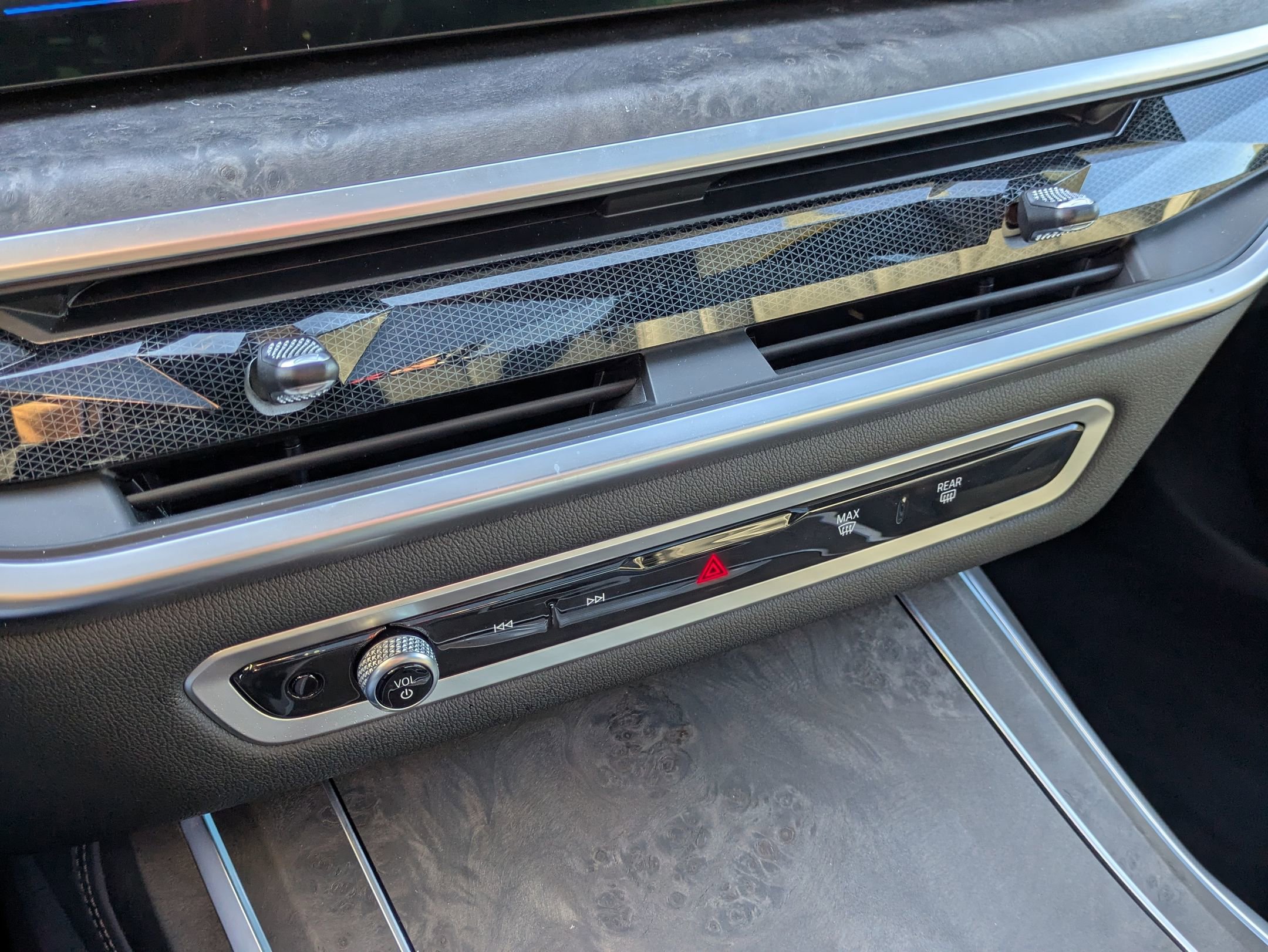 Used 2023 BMW X7 xDrive40i w/ M Sport Package image 24