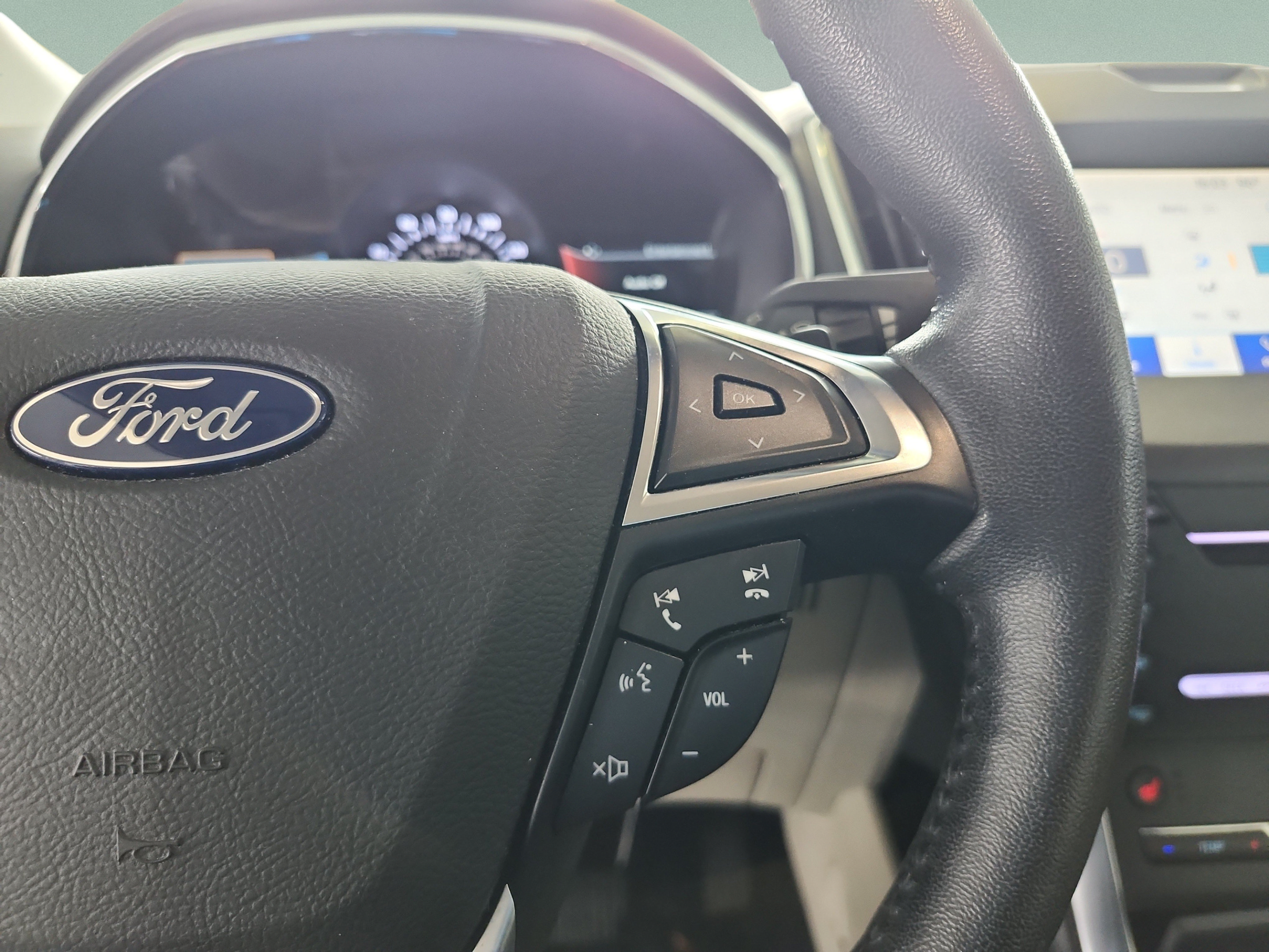 Certified 2019 Ford Edge Titanium w/ Cold Weather Package AWD/4WD image 28