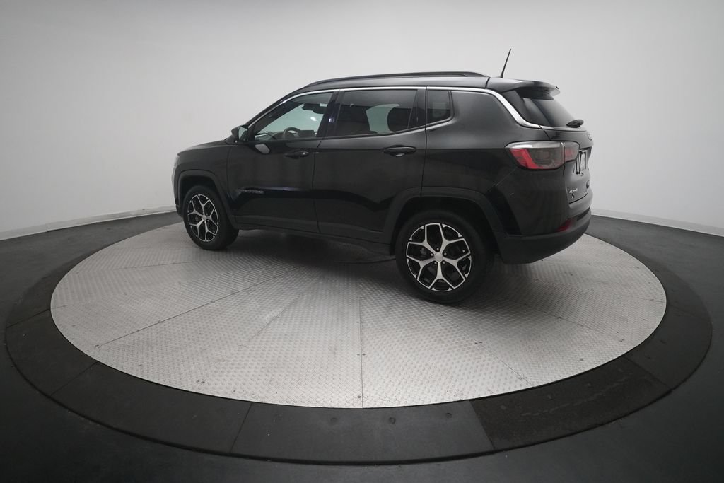 Used 2024 Jeep Compass Latitude AWD/4WD image 32