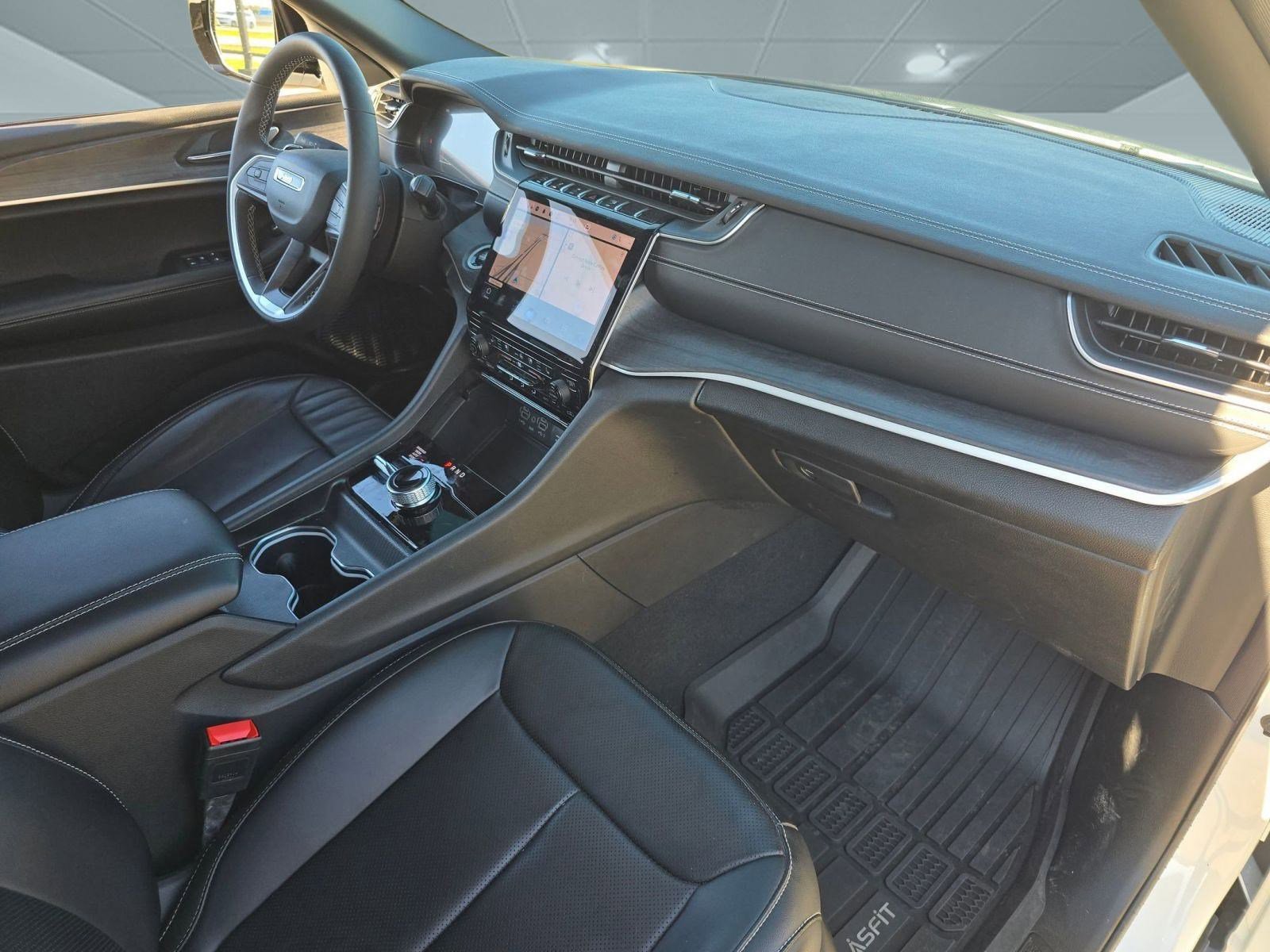 Used 2025 Jeep Grand Cherokee L Limited w/ Luxury Tech Group II image 32