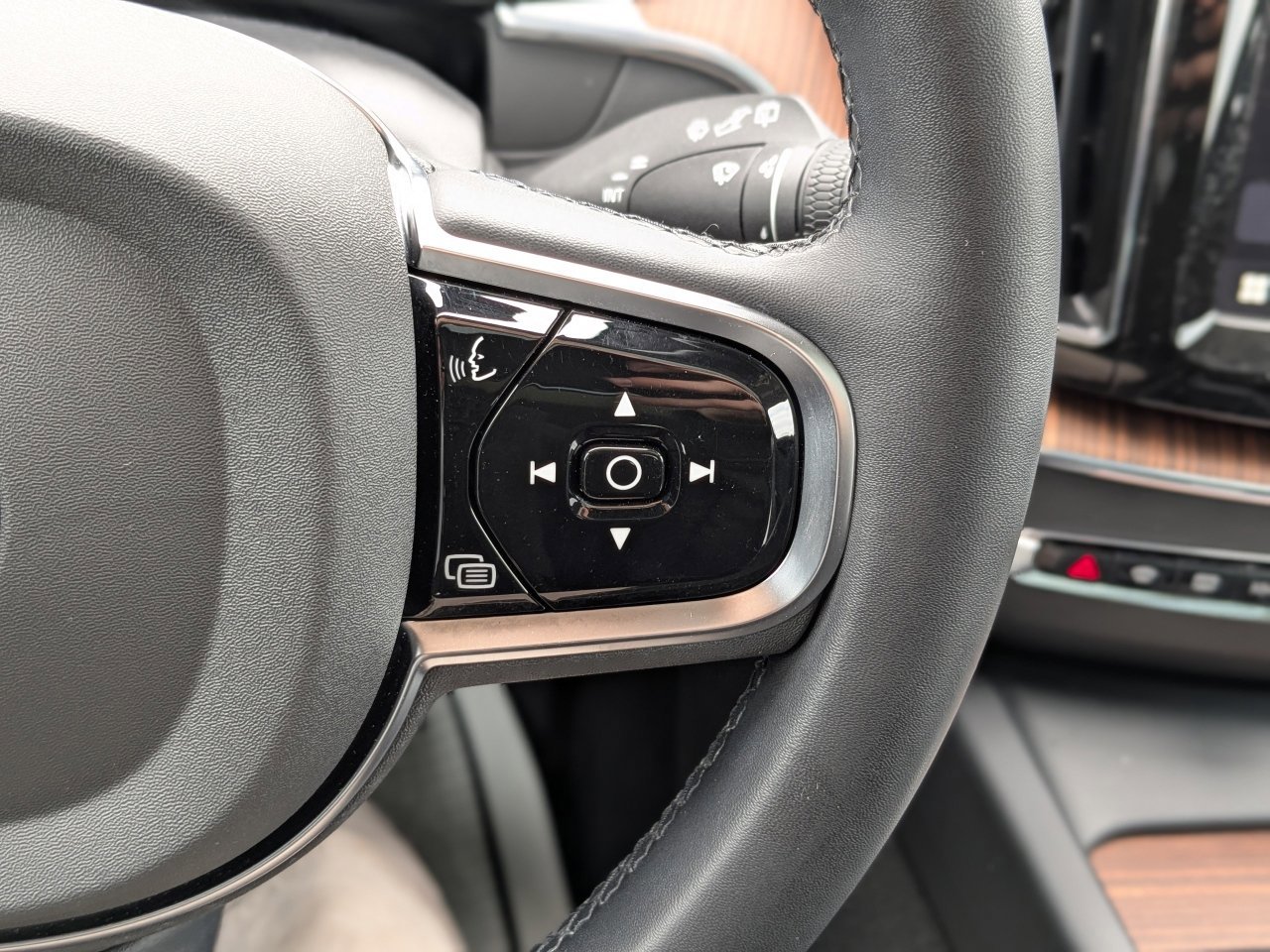 Used 2024 Volvo XC60 B5 Plus image 33