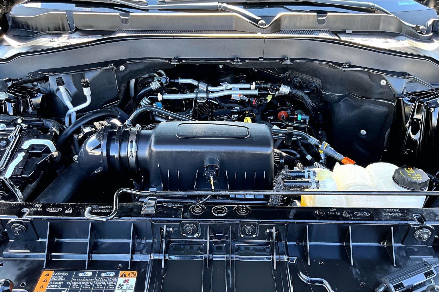 Certified 2024 Ford Explorer XLT RWD image 32