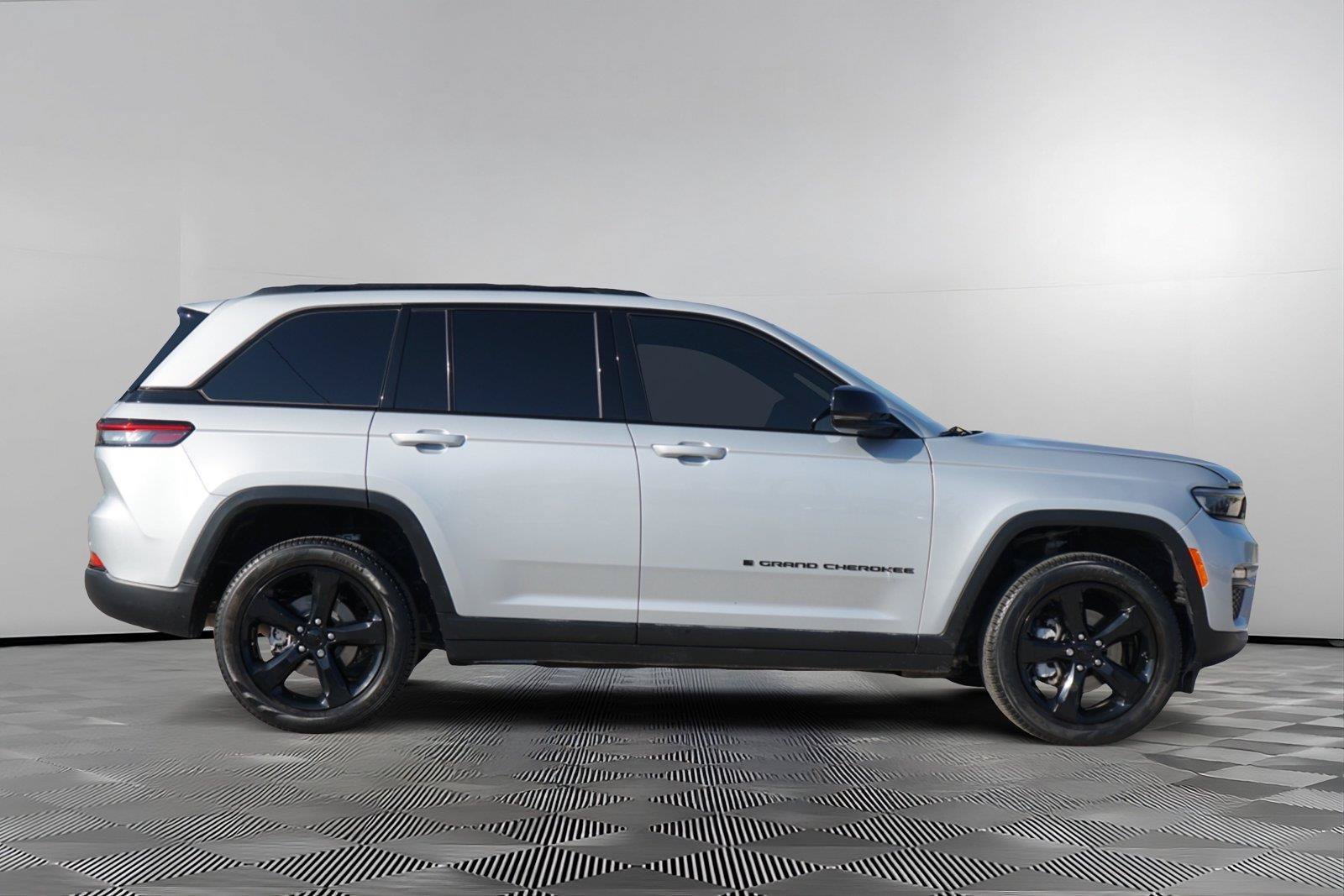 Used 2024 Jeep Grand Cherokee Limited w/ Black Appearance Package AWD/4WD image 4