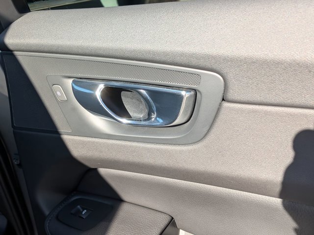 Used 2020 Volvo XC60 T5 Momentum w/ Protection Package Premier image 34