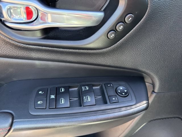 Used 2022 Jeep Cherokee Trailhawk w/ Premium Leather Package AWD/4WD image 20