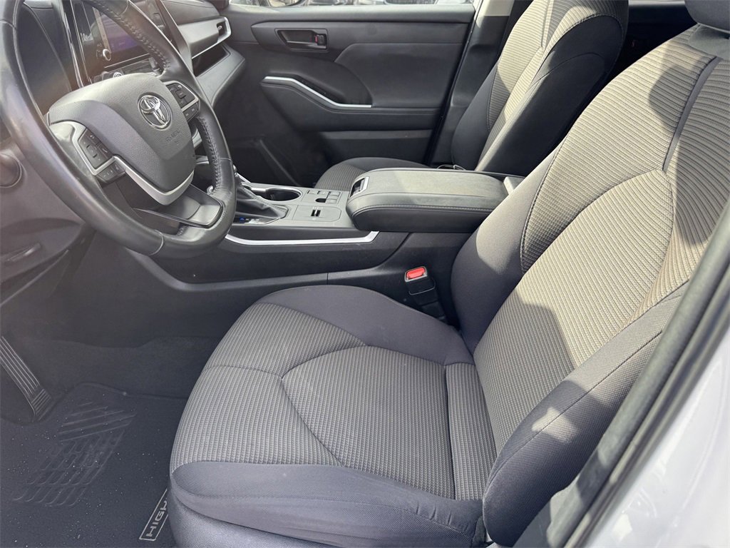 Used 2024 Toyota Highlander LE image 11