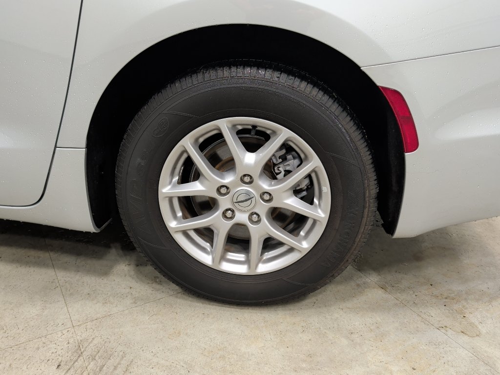 Used 2024 Chrysler Pacifica Touring-L FWD image 24