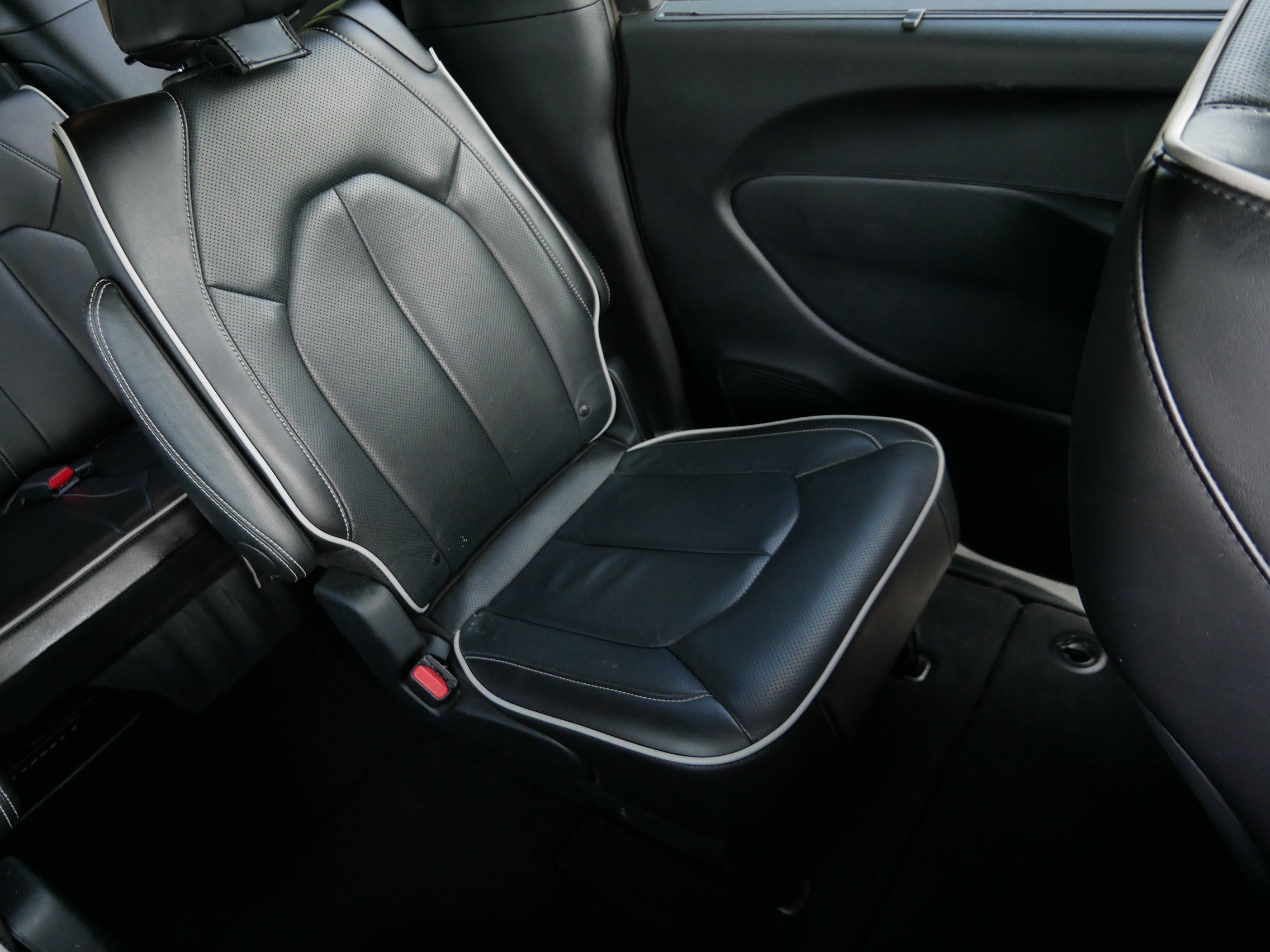 Used 2026 Chrysler Pacifica Limited w/ S Appearance Package FWD image 14