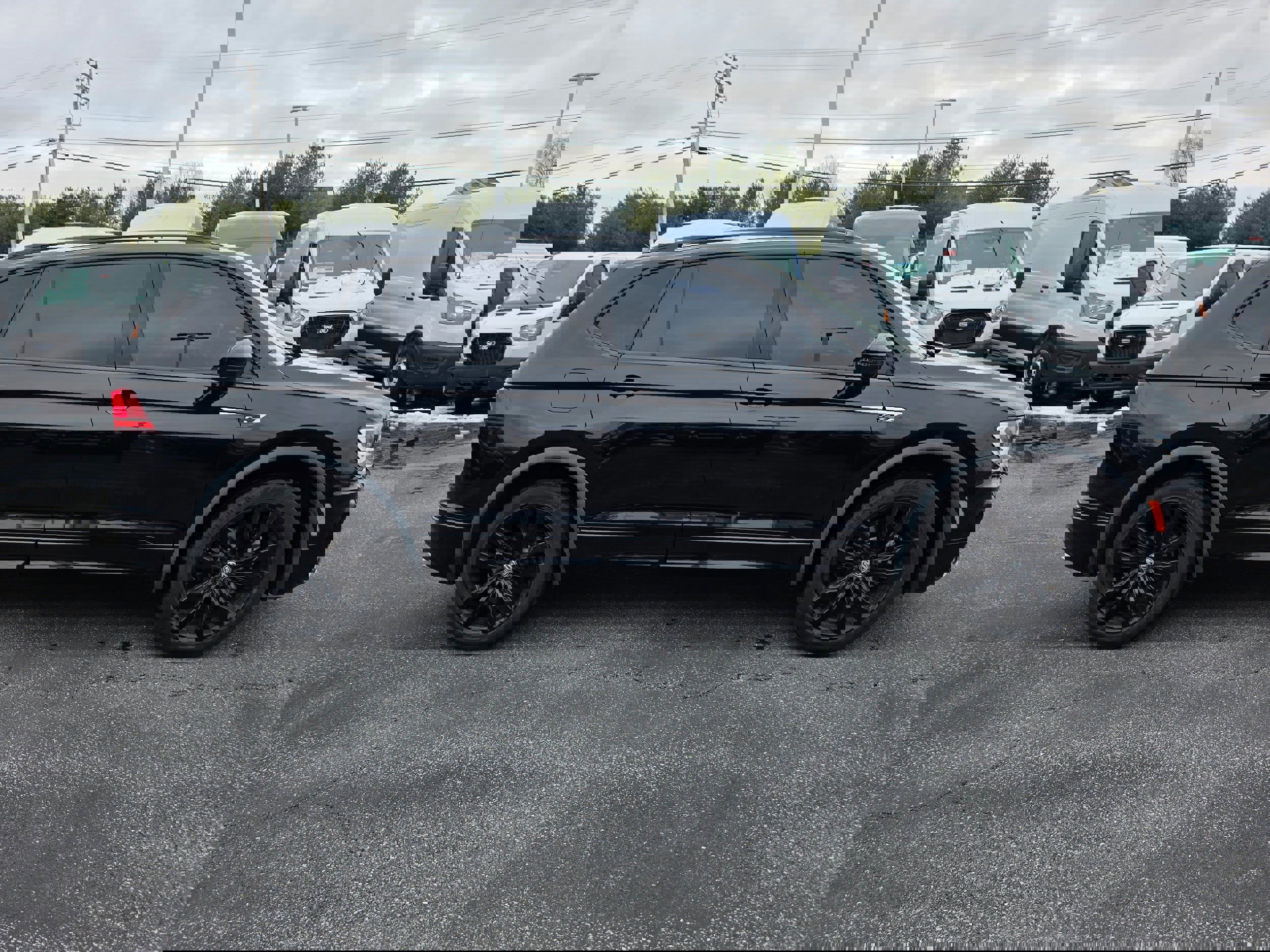 Used 2021 Volkswagen Tiguan SE R-Line image 2