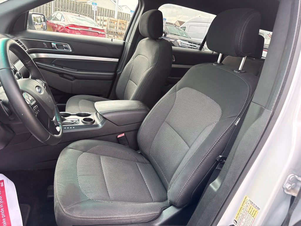 Certified 2017 Ford Explorer XLT FWD image 6