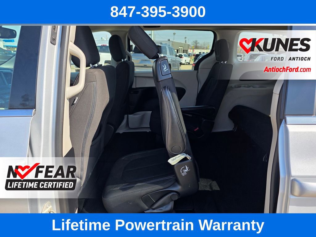 Used 2023 Chrysler Voyager LX image 21