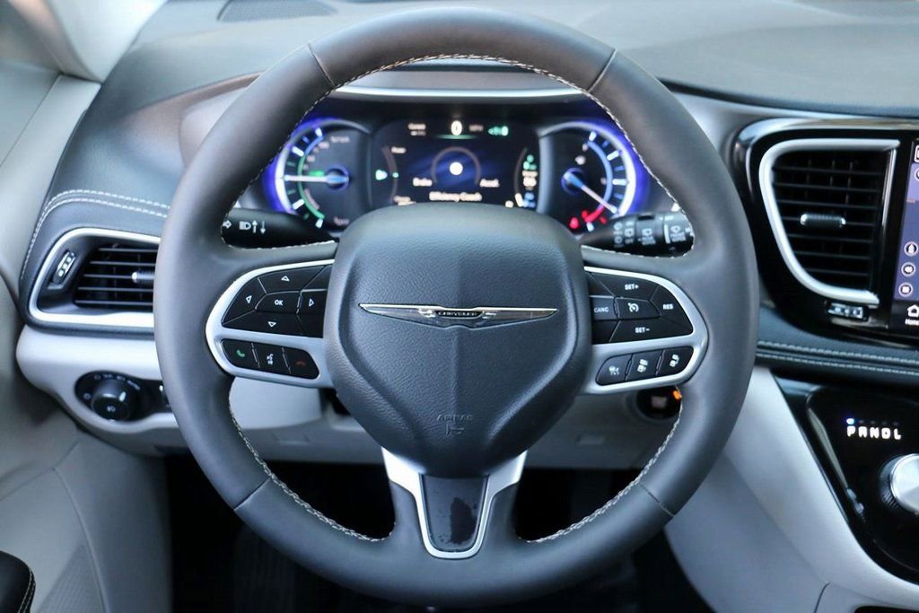 Used 2024 Chrysler Pacifica Select image 27