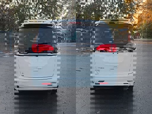 Used 2023 Chrysler Voyager LX image 4