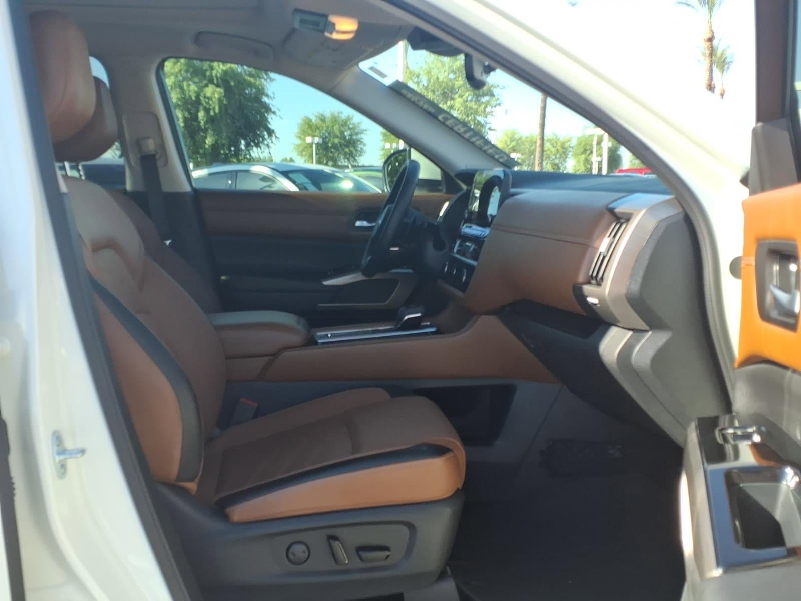 Used 2024 Nissan Pathfinder Platinum w/ Black Appearance Package FWD image 11