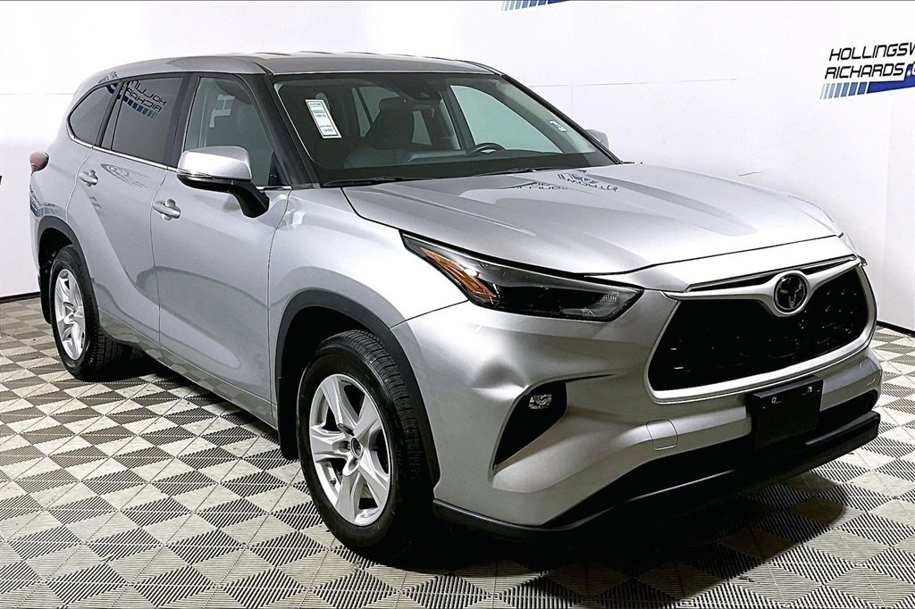 Used 2024 Toyota Highlander LE image 3
