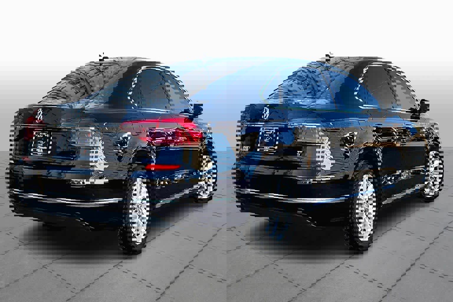 Used 2018 Volkswagen Passat 2.0T SE image 3