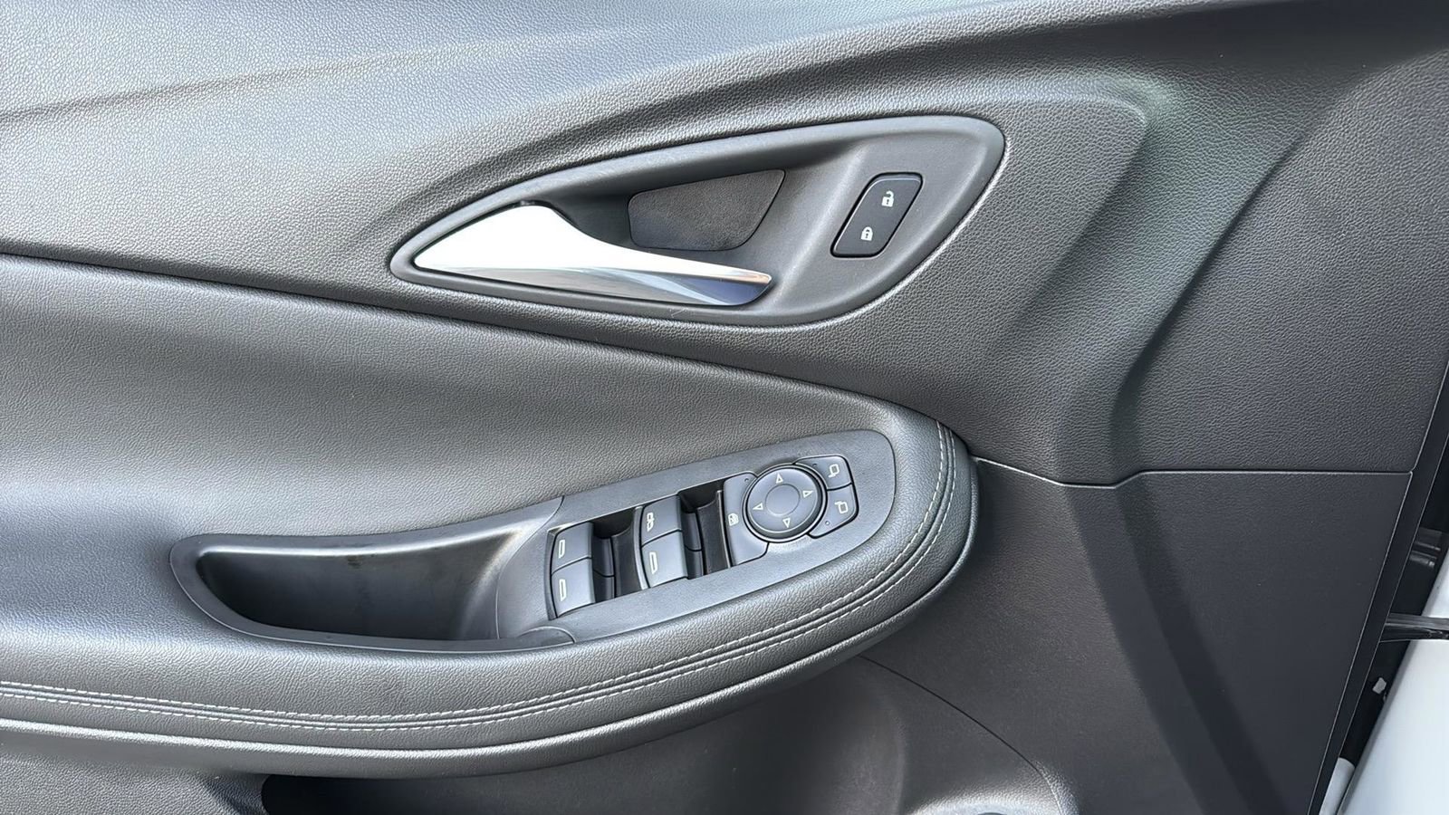 Used 2023 Buick Encore GX Select image 12