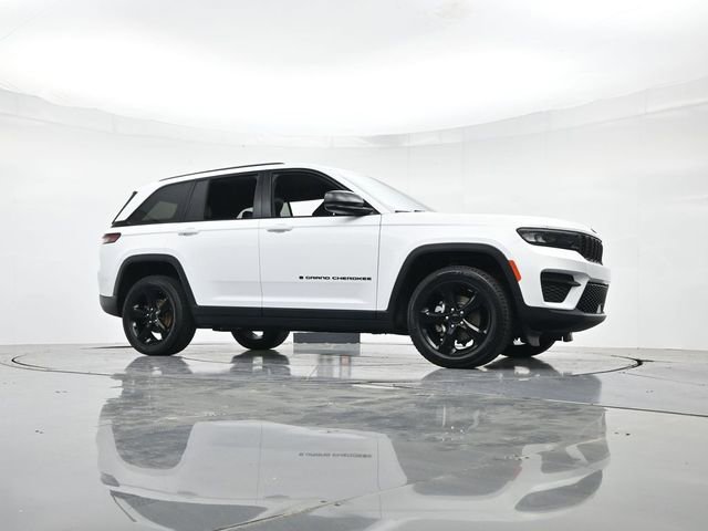 Used 2023 Jeep Grand Cherokee Altitude RWD image 30