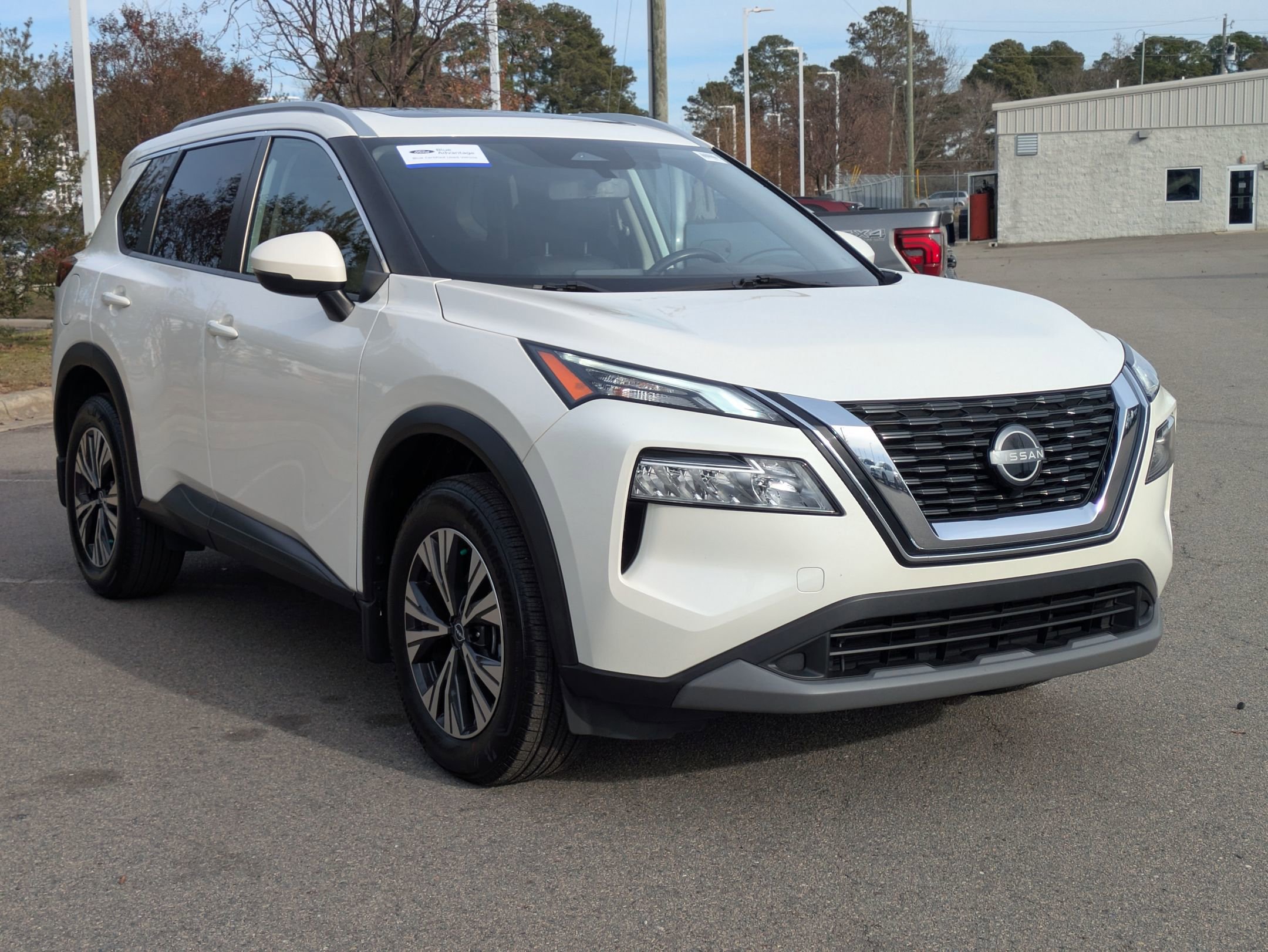 Used 2022 Nissan Rogue SV w/ SV Premium Package image 2