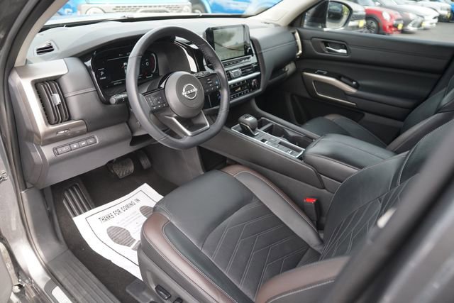 Used 2024 Nissan Pathfinder Platinum FWD image 8