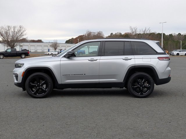 Used 2025 Jeep Grand Cherokee Limited w/ Black Appearance Package image 2