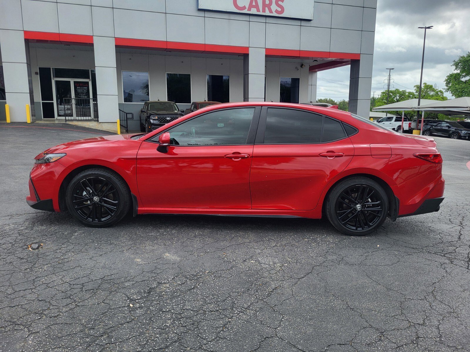 Used 2025 Toyota Camry SE w/ Convenience Package image 6