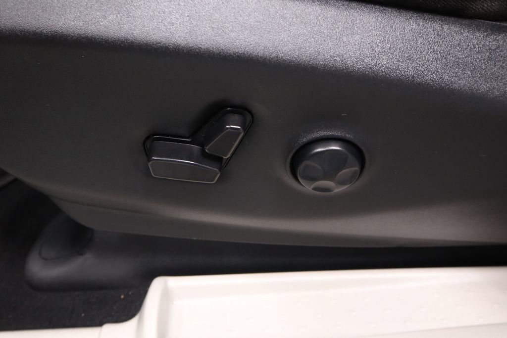 Used 2023 Chrysler Voyager LX FWD image 25