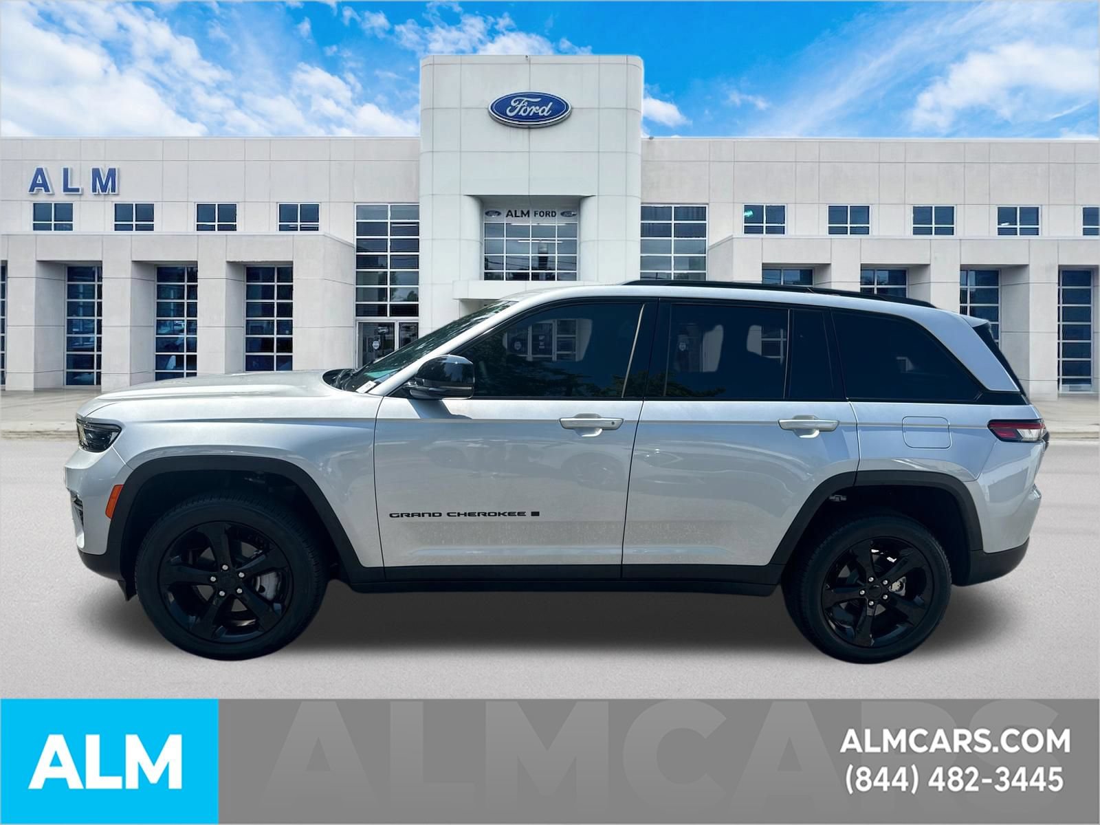Used 2025 Jeep Grand Cherokee Limited w/ Black Appearance Package AWD/4WD image 9