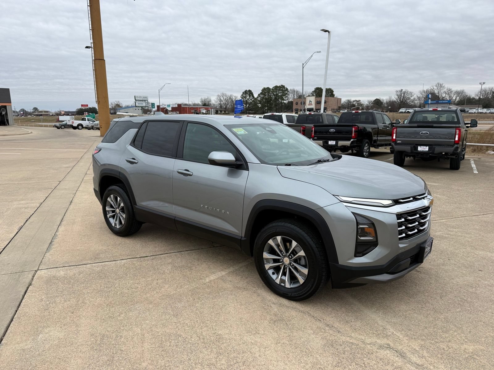 Used 2025 Chevrolet Equinox LT FWD image 3