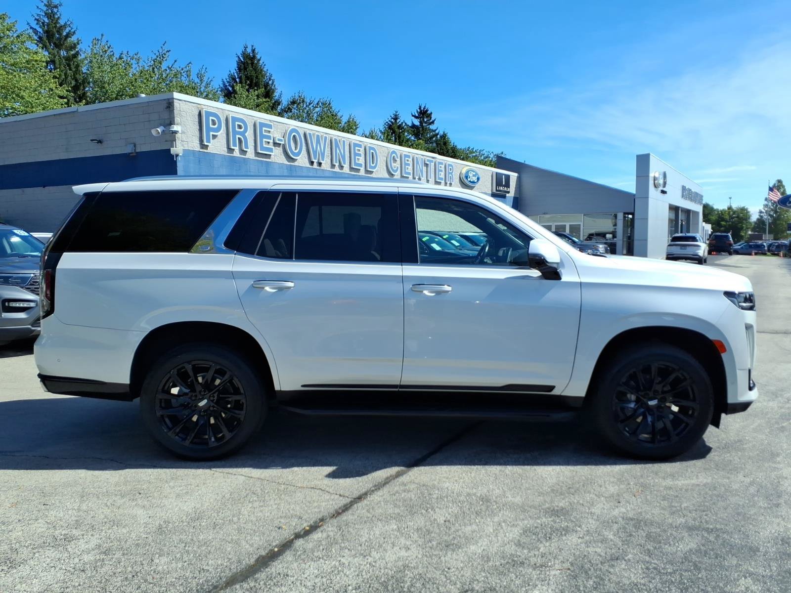 Used 2023 Cadillac Escalade Premium Luxury AWD/4WD image 2
