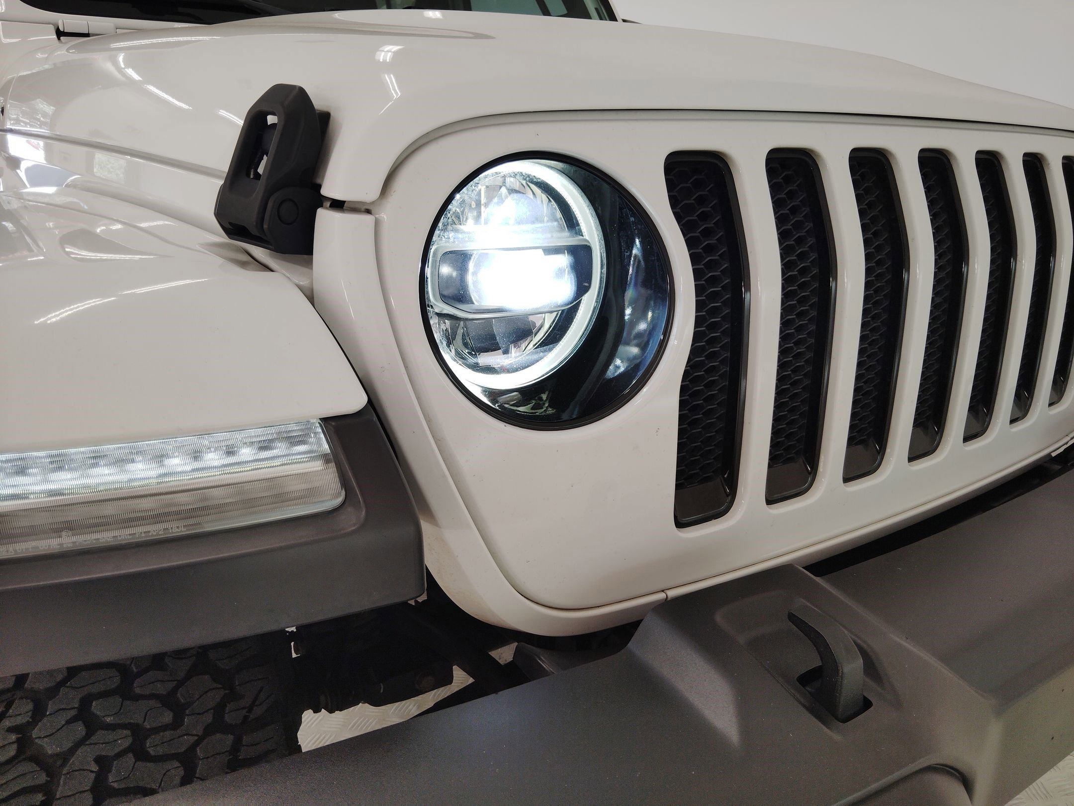 Used 2019 Jeep Wrangler Unlimited Sahara image 11