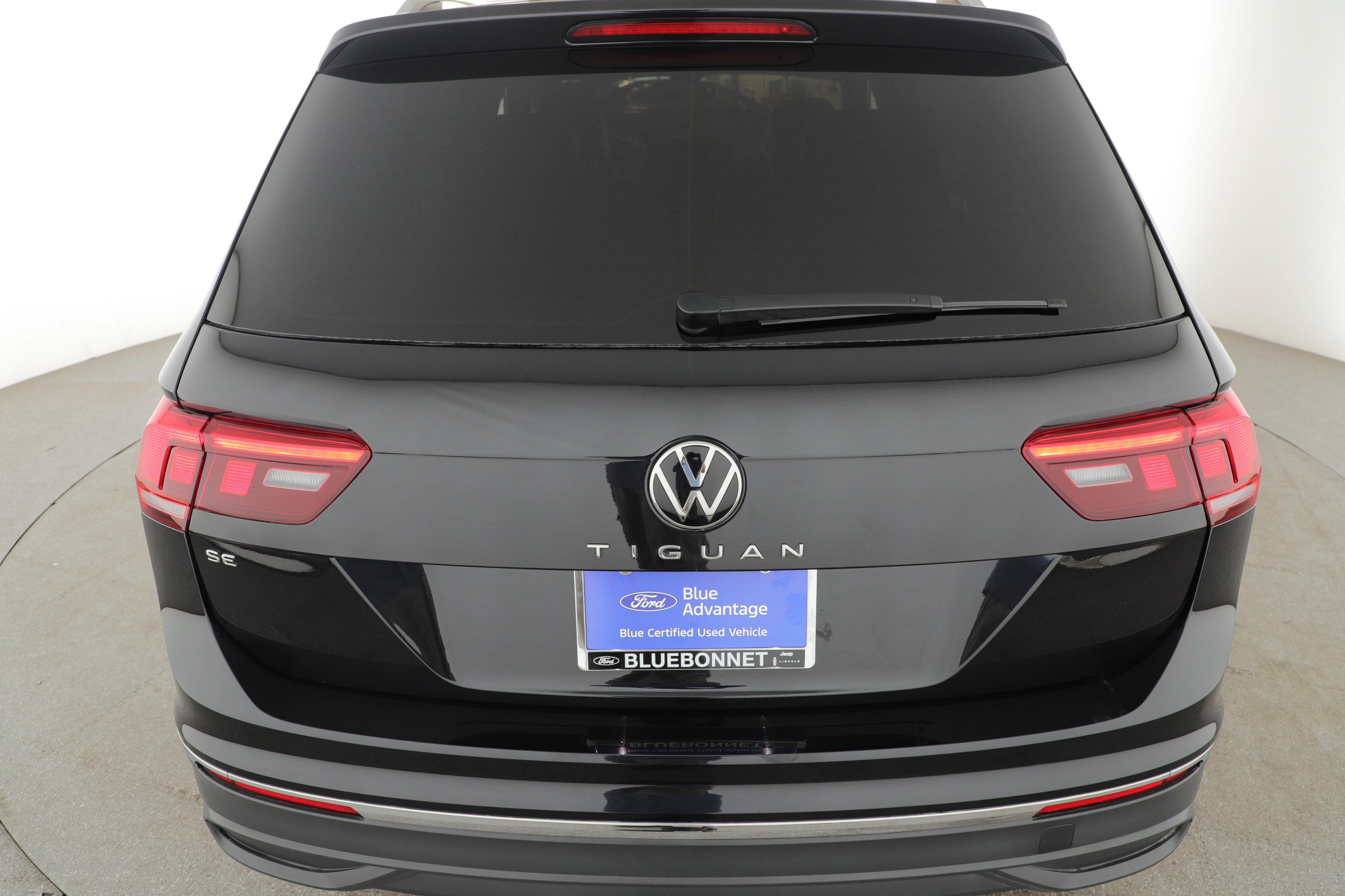 Used 2024 Volkswagen Tiguan SE image 2