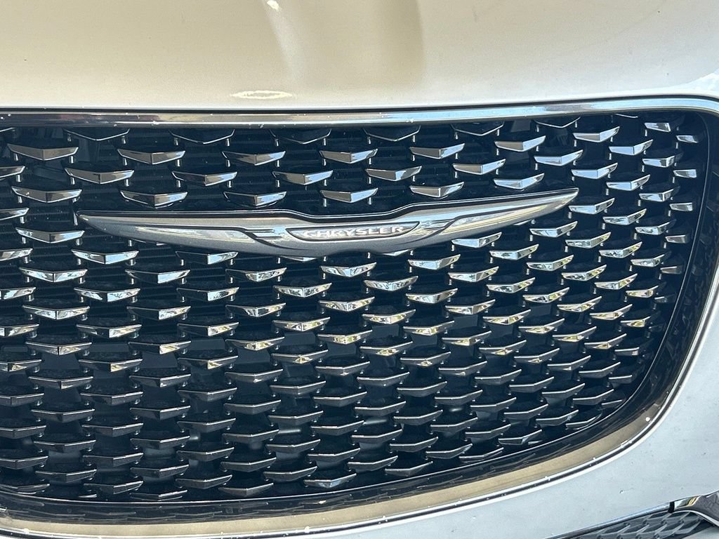 Used 2021 Chrysler 300 Touring w/ Sport Appearance Package RWD image 18