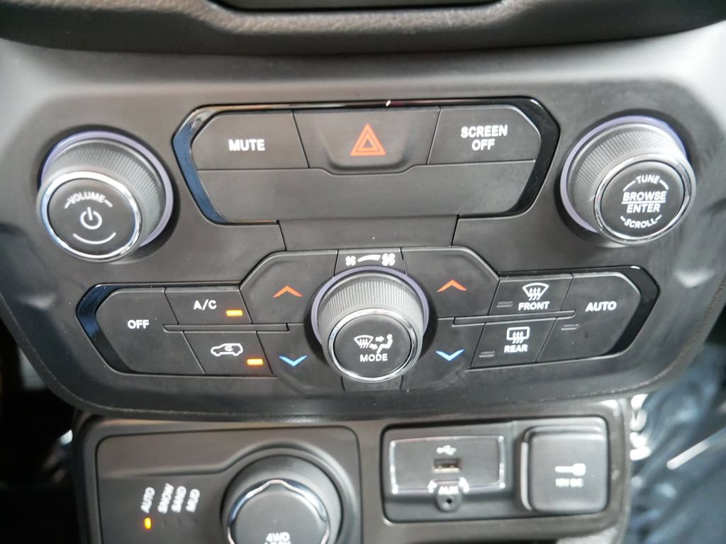 Used 2020 Jeep Renegade Latitude w/ Cold Weather Group AWD/4WD image 23