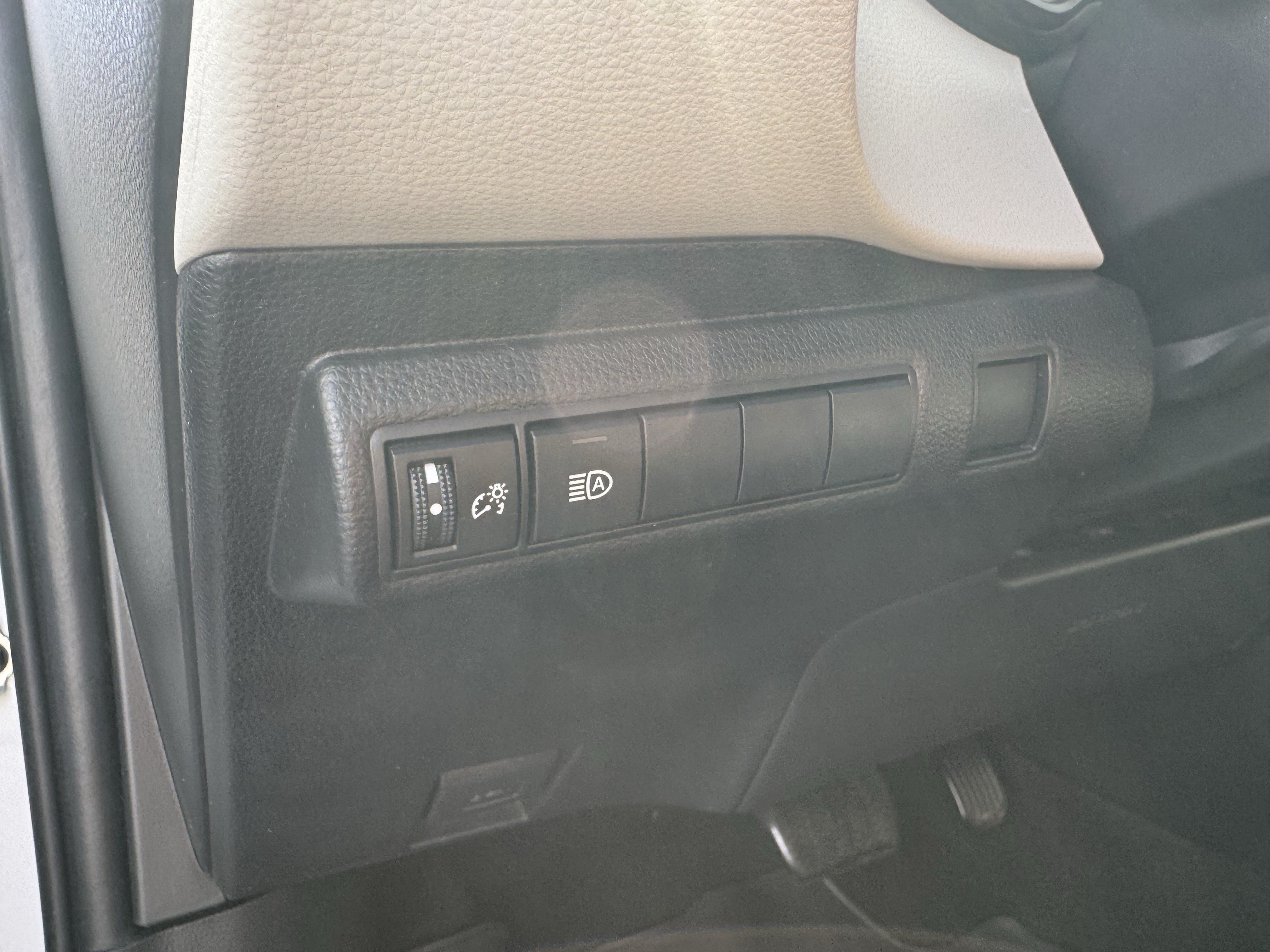Used 2022 Toyota Corolla LE FWD image 31
