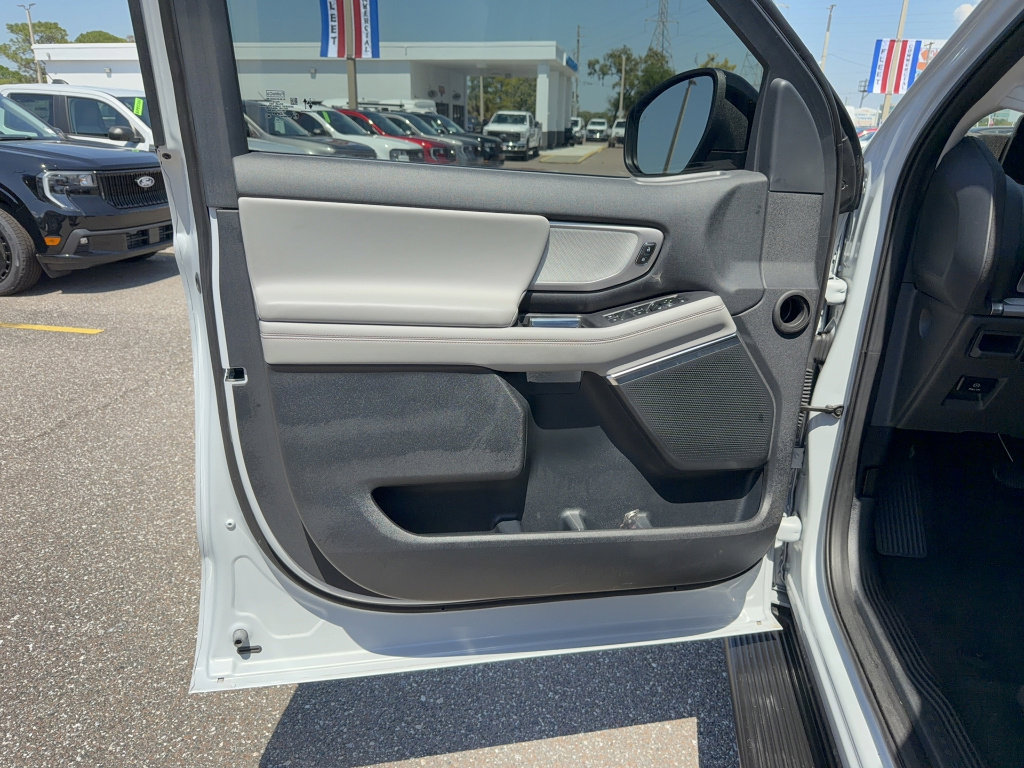 Certified 2025 Ford Expedition Active image 12