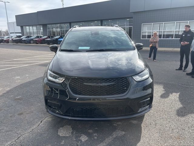 Used 2023 Chrysler Pacifica Limited w/ Uconnect Theater Family Group image 10