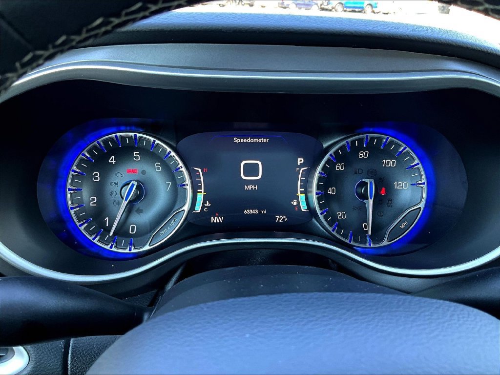 Used 2023 Chrysler Pacifica Touring-L FWD image 15