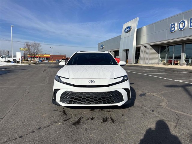 Used 2025 Toyota Camry SE w/ Convenience Package image 2