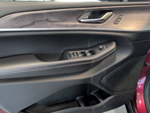 Used 2023 Jeep Grand Cherokee Limited AWD/4WD image 14