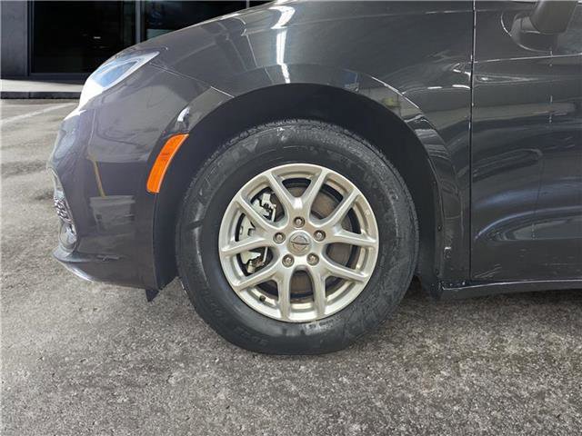 Used 2023 Chrysler Pacifica Touring-L image 16